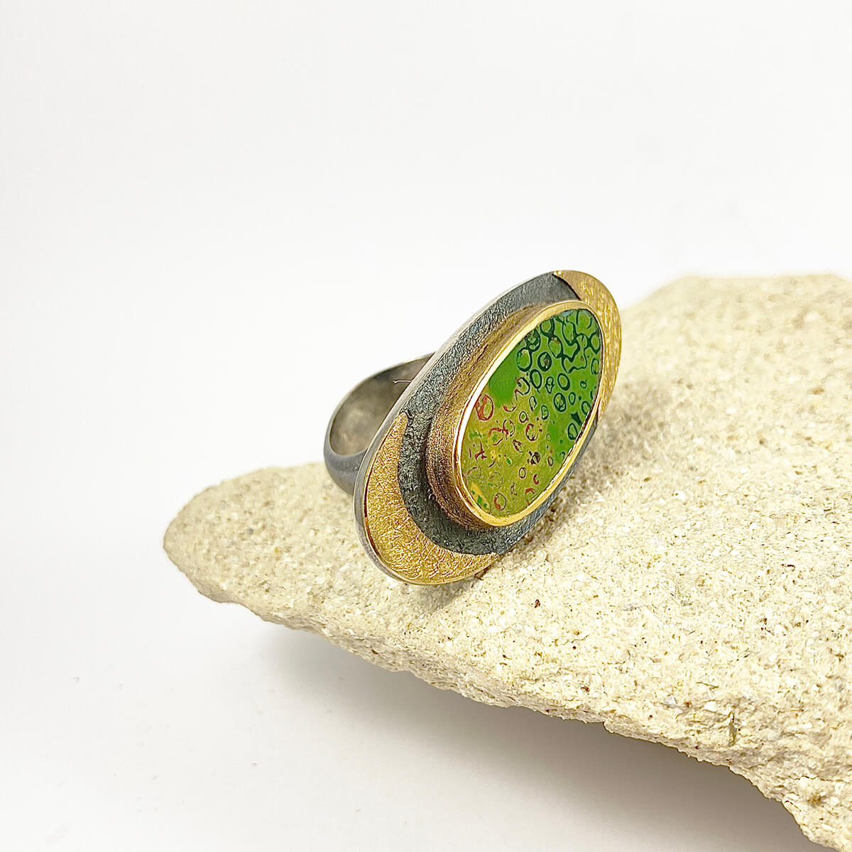 Anell de plata oxidada amb or fi i urushi