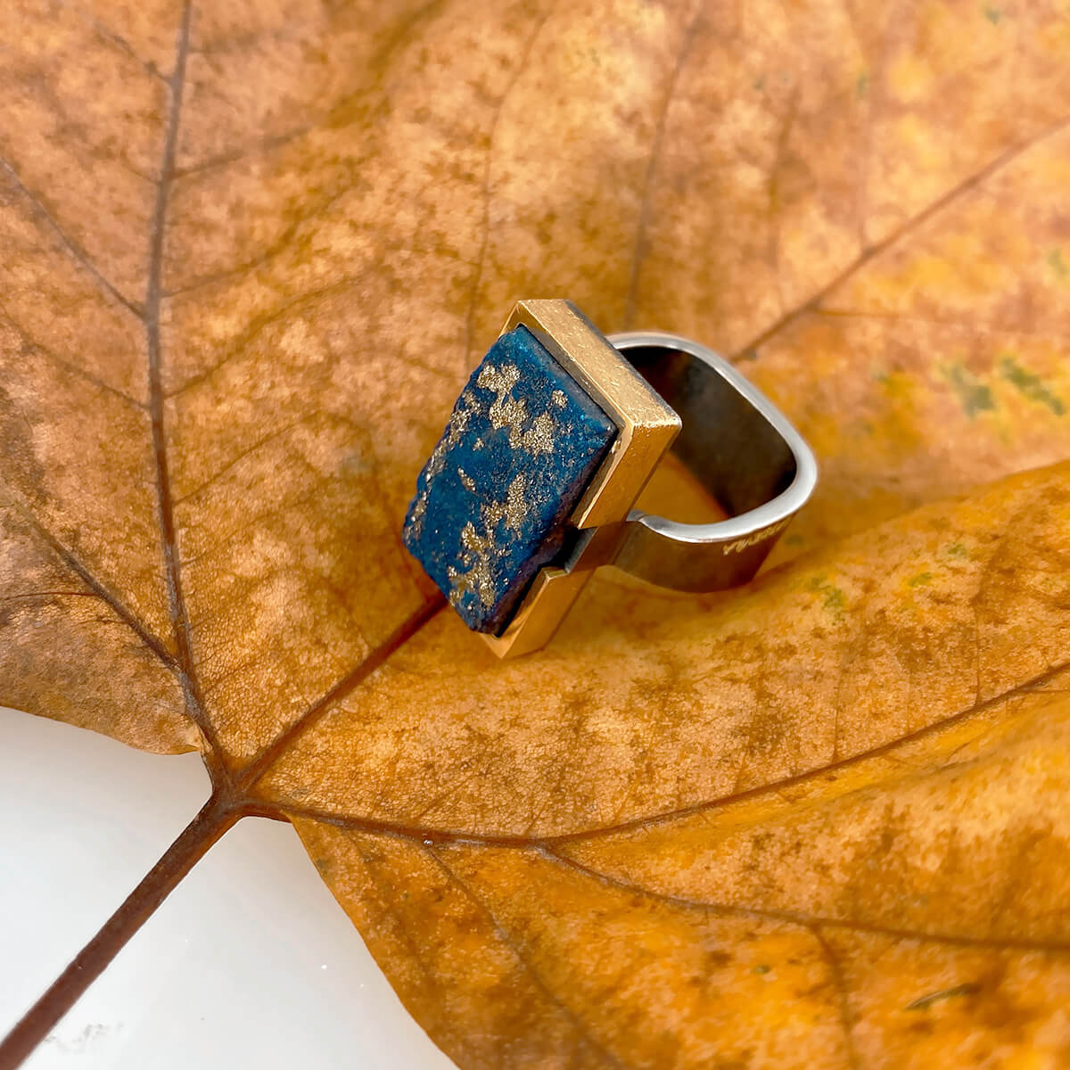 Anell de plata, or groc i lapis