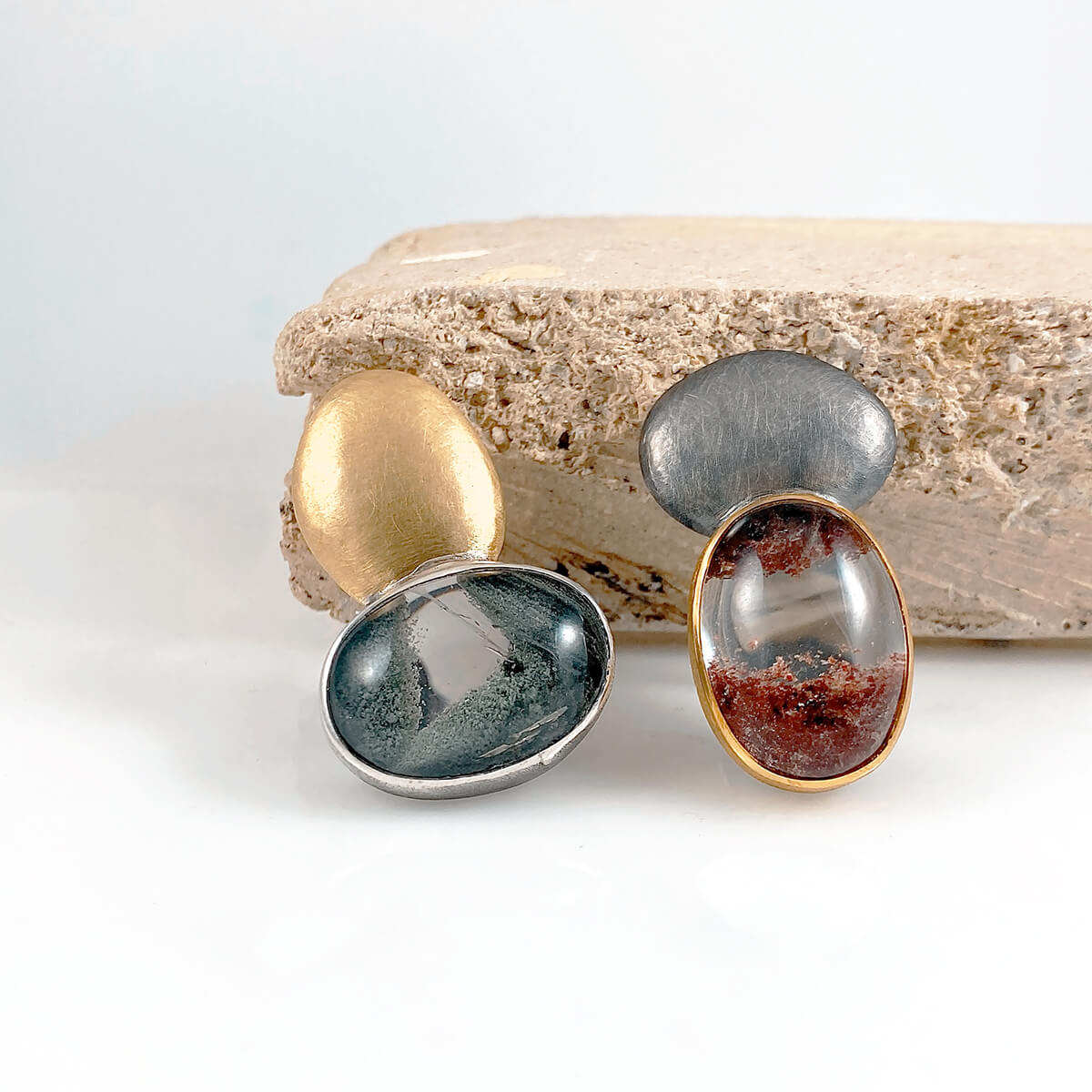 Arracades grosses d'or, plata oxidada i quars amb tanca omega